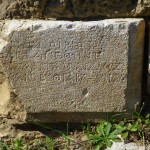 Foto: Mauerstein mit alter griechischer Inschrift