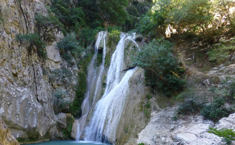 Polylimnio, kleine Seen und Wasserfälle