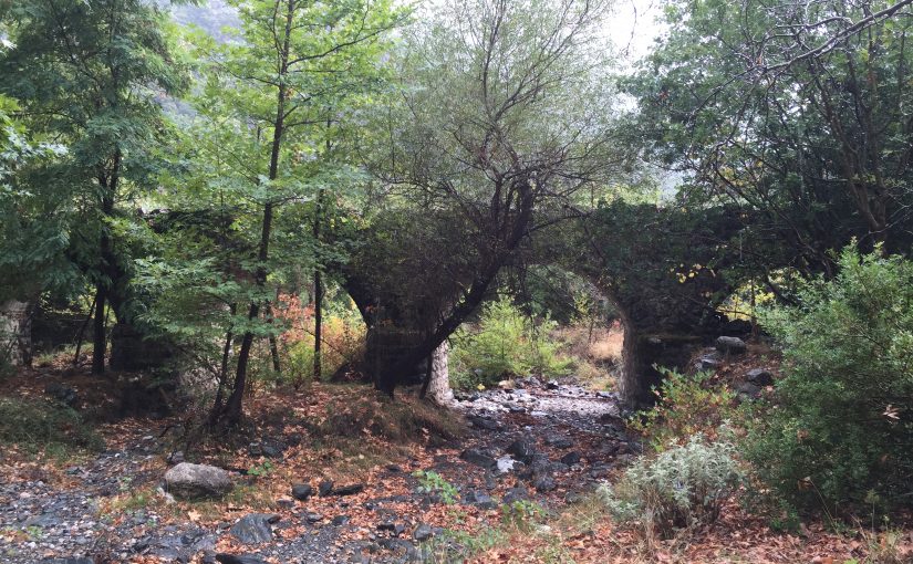 Brücke Agios Polykarpos über den oberen Nedontas